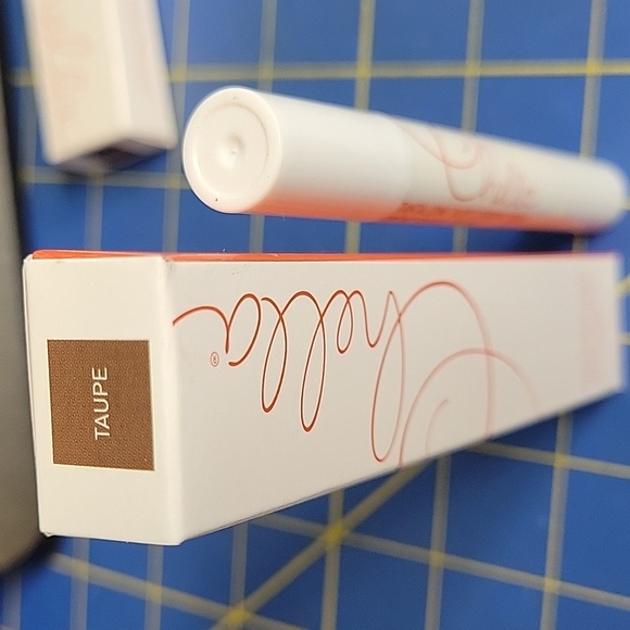 Perfectly Defined Brown Brow Enhancer - Picture 2 of 3